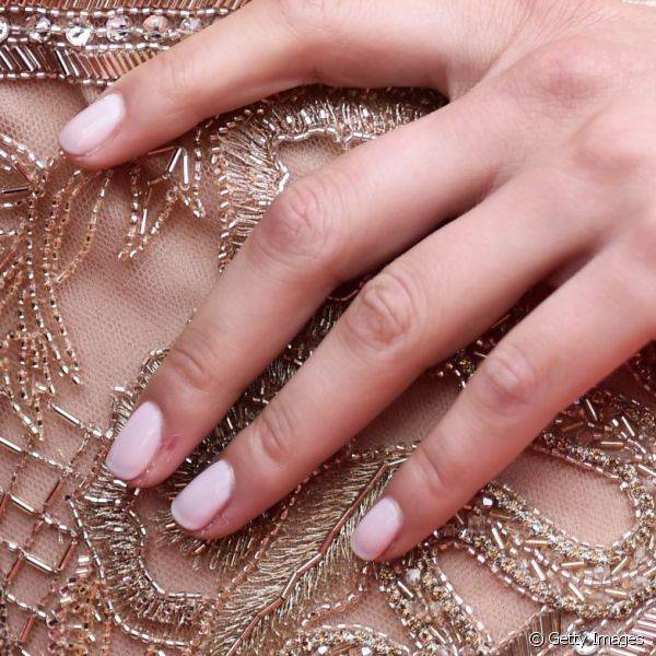A modelo Bella Hadid usou um esmalte nude de fundo rosado, opção ideal para as mais branquinhas